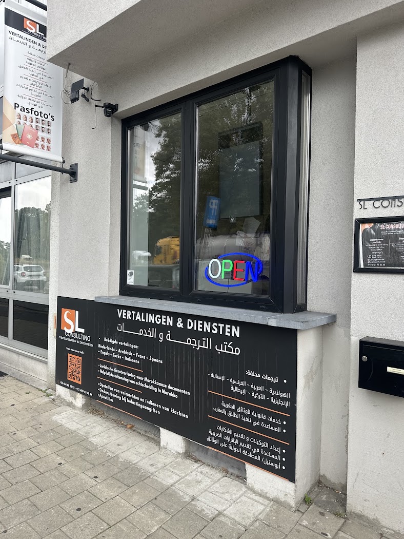 De gevel van SL Consulting: zwart paneel met VERTALINGEN & DIENSTEN in het Nederlands en het Arabisch.